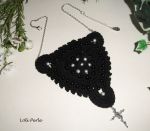 Colar de croché preto com missangas bordadas e cruz