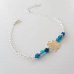 Pequena pulseira de pedra ágata azul com trevo sobre corrente de prata 925