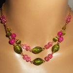 Colar de vidro Murano e colar de cristal rosa e verde sobre corrente de aço