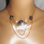 Colar de flores mãe de pérolas com corrente dourada