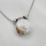 Colar solitário com pedra de ágata louca e contas de aço inoxidável