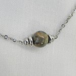 Colar solitário com pedra jaspe redonda e contas de aço inoxidável