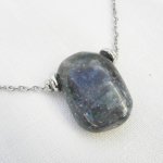 Colar solitário com pedra sodalite rectangular azul e contas de aço inoxidável