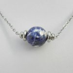 Colar Solitaire com pedra sodalita redonda azul e contas de aço inoxidável