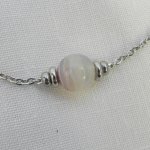 Colar solitário com pedra de ágata cinzenta e contas de aço inoxidável