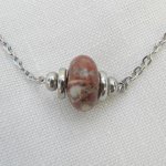 Colar Solitaire com pedra jaspe redonda castanha e contas de aço inoxidável