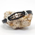 Pulseira de couro masculino com missangas de metal prateado