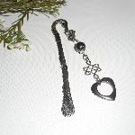 Bookmark de ferradura com arco de prata e coração de pedras hematita