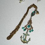 Marcador de páginas Dolphin em metal bronze com contas de cristal verde e tinta