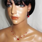 Colar rosa vermelha e gorgon sobre corrente de prata
