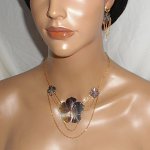 Colar com flor de madrepérola e corrente de ouro