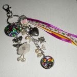Porta-chaves/Bijutaria boneca branca com missangas e fitas multicoloridas