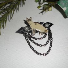 Pregadeira de gato siamês com esmalte de pérola e corrente preta