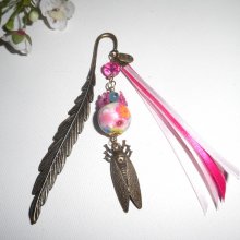 Bookmark com bico de pérolas floridas rosa com cigarra de bronze e fitas