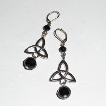 Brincos Triangulares Celtas com Contas de Cristal Negro Boémio em Dormeuses de Prata