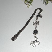 Marcador de livros com cavalo de prata e pedras hematites
