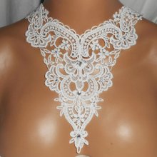 Colar de Renda Branca com desenho de Flor de Cristal Swarovski