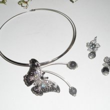 Colar original com conjunto de borboletas cinzentas com pedras de cristal e ágata