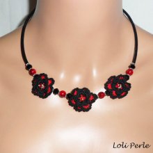 Colar original com flores de croché preto e vermelho, cristais e contas de vidro
