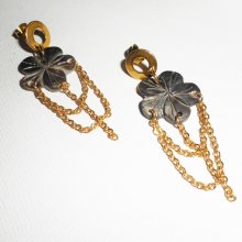 Brincos de flor de madrepérola com corrente dourada