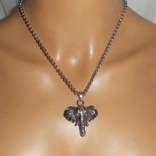 Colar de elefante sobre corrente de aço inoxidável