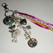Porta-chaves/Bijutaria boneca branca com missangas e fitas multicoloridas
