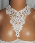 Colar de Renda Branca com desenho de Flor de Cristal Swarovski