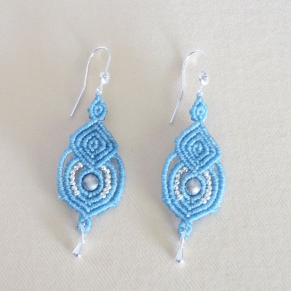 Boucles d'oreilles  bleu clair en micro-macram&eacute; avec crochets en argent 925