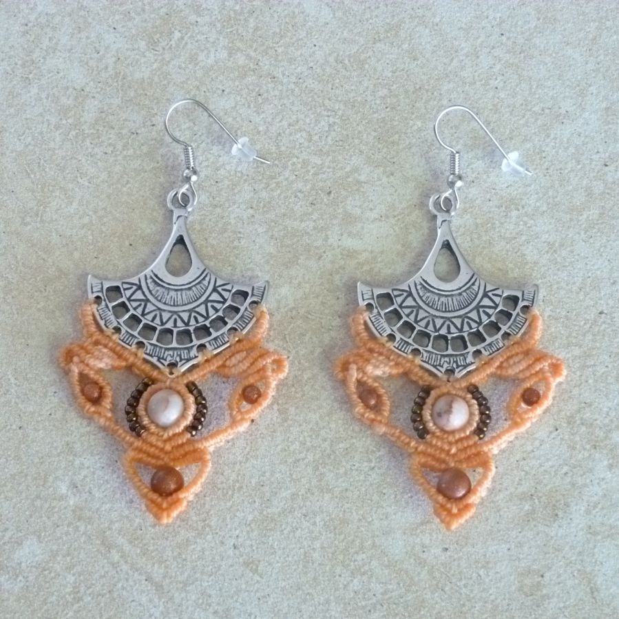 Brincos de cor pêssego em micromacramé