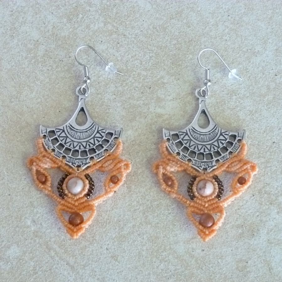 Brincos de cor pêssego em micromacramé