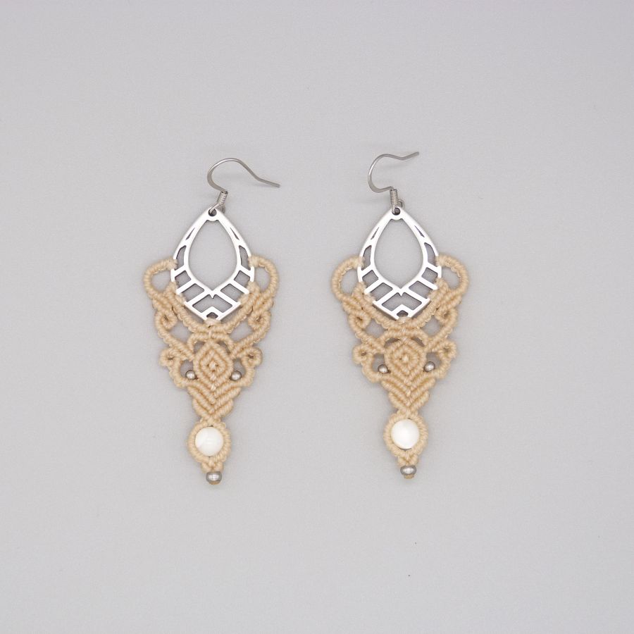Brincos de cor areia em micromacramé com missanga de madrepérola