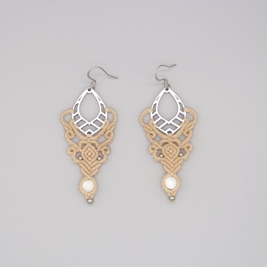 Brincos de cor areia em micromacramé com missanga de madrepérola