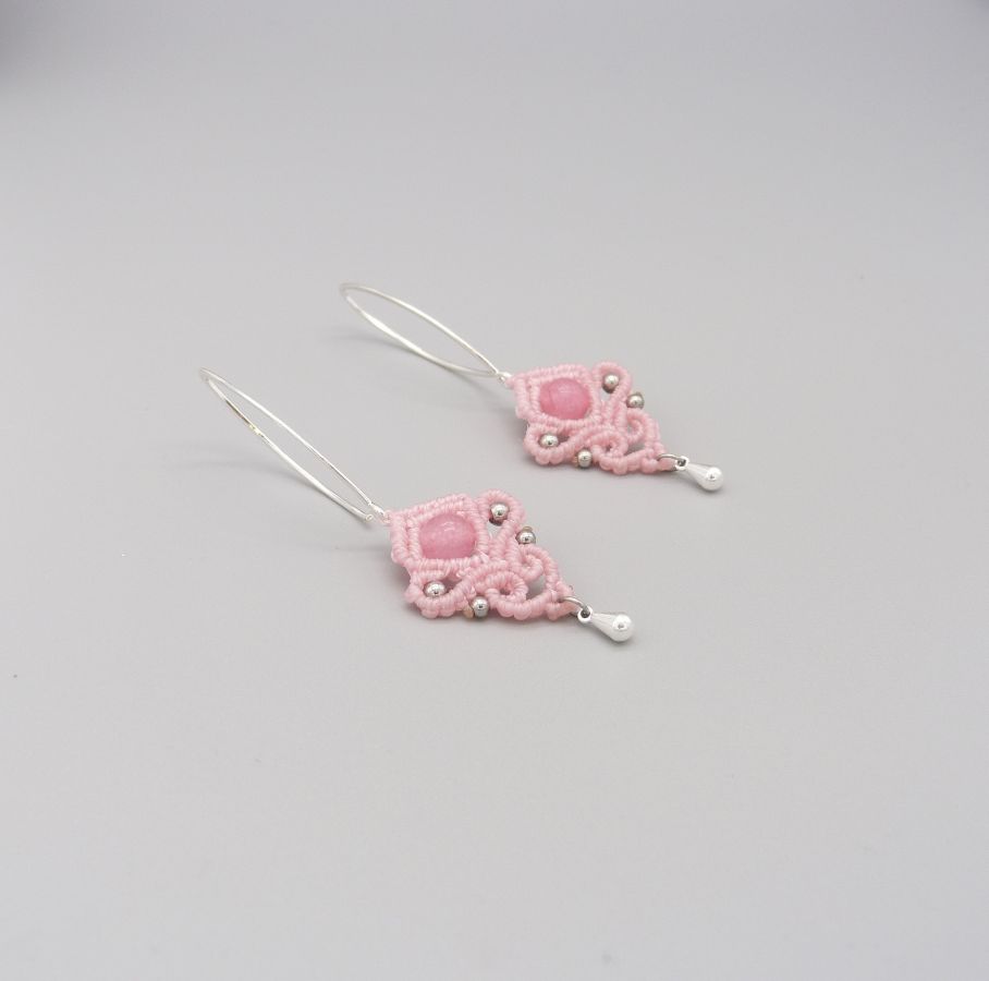 Brincos de micro macramé cor-de-rosa com uma pérola de pedra preciosa cor-de-rosa
