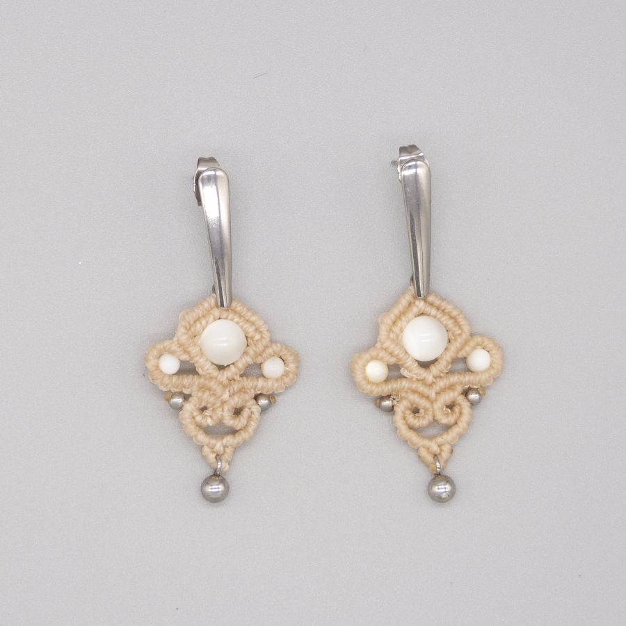 Brincos em micro-macramé de cor areia com missangas de madrepérola