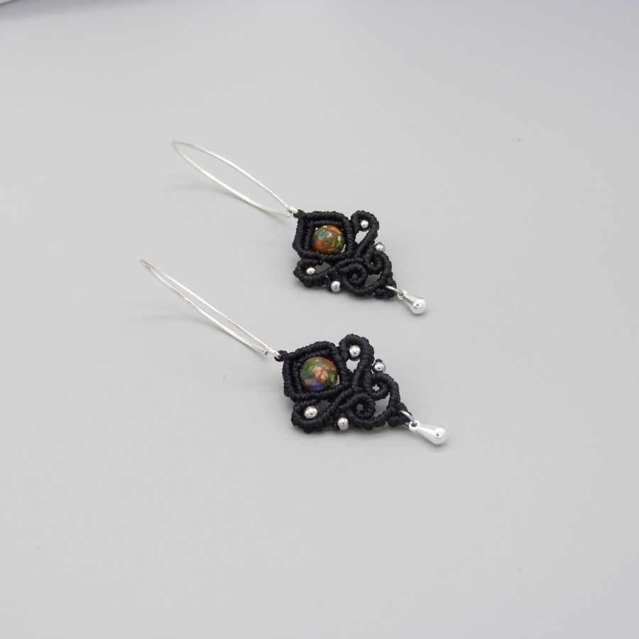 Brincos de micro macramé preto com contas imperiais de jaspe