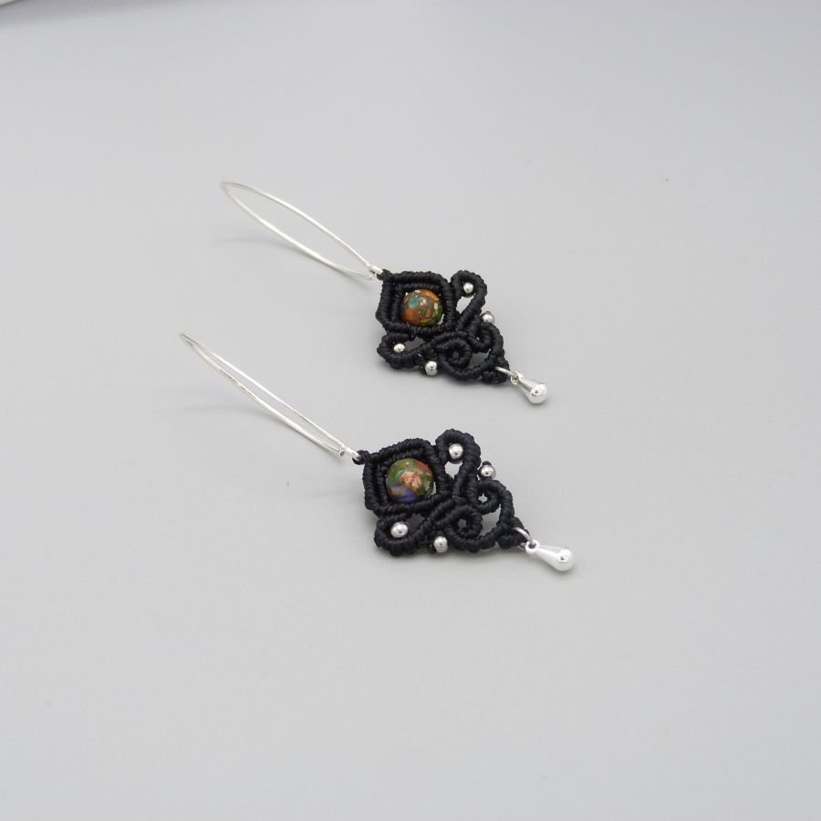Brincos de micro macramé preto com contas imperiais de jaspe