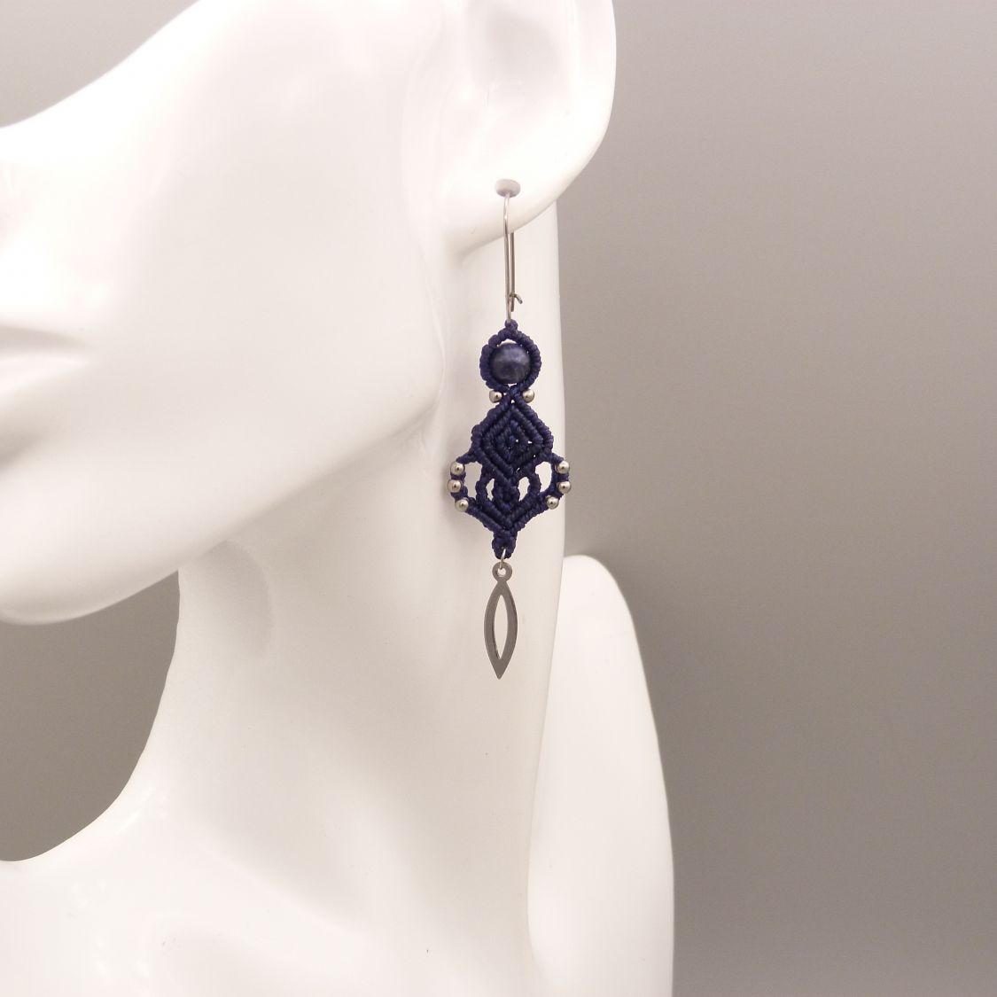 Brincos em micro-macramé azul escuro 