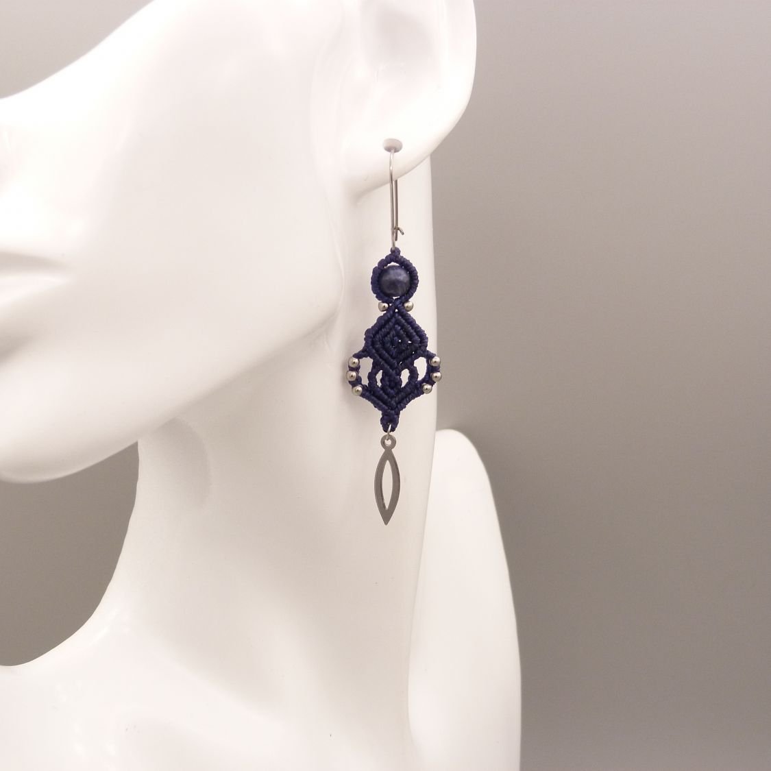 Brincos em micro-macramé azul escuro 