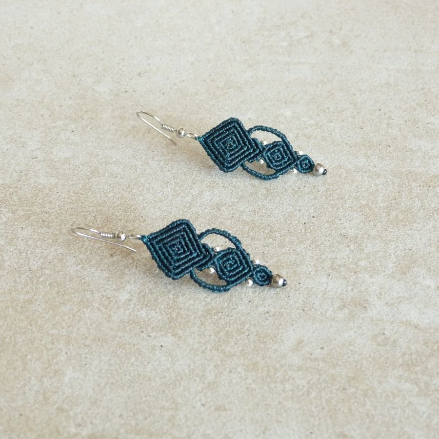 Brincos micromacramé verde de abeto