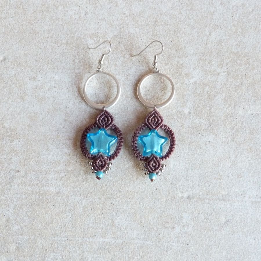 Brincos em micro-macramé chocolate castanho/azul estrela de vidro Murano