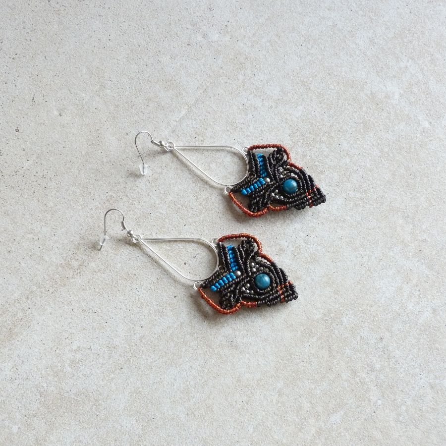 Brincos em micro-macramé castanho, azul turquesa, cobre