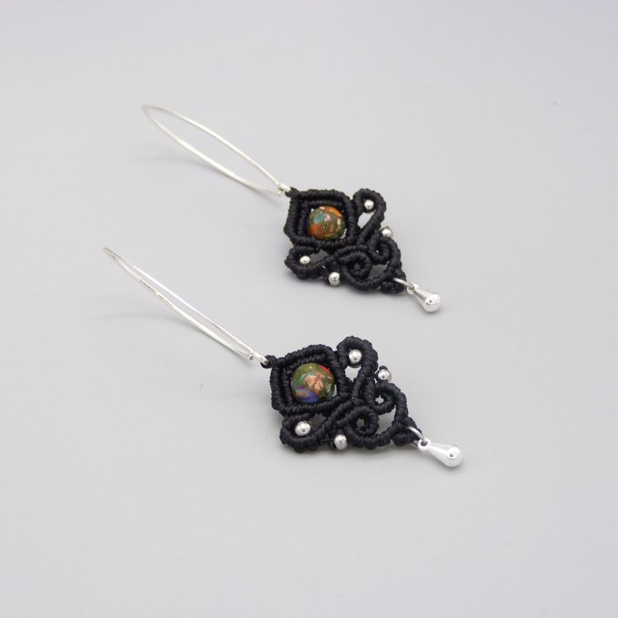 Brincos de micro macramé preto com contas imperiais de jaspe