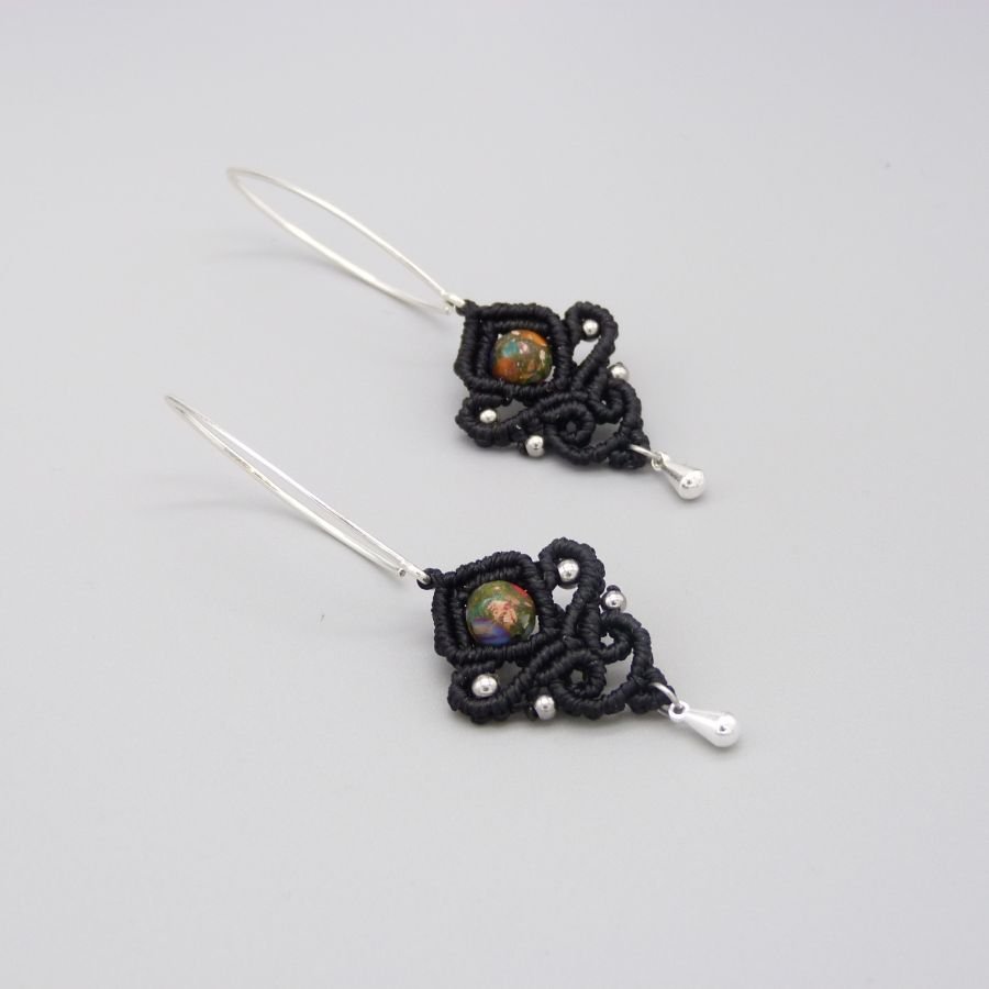 Brincos de micro macramé preto com contas imperiais de jaspe