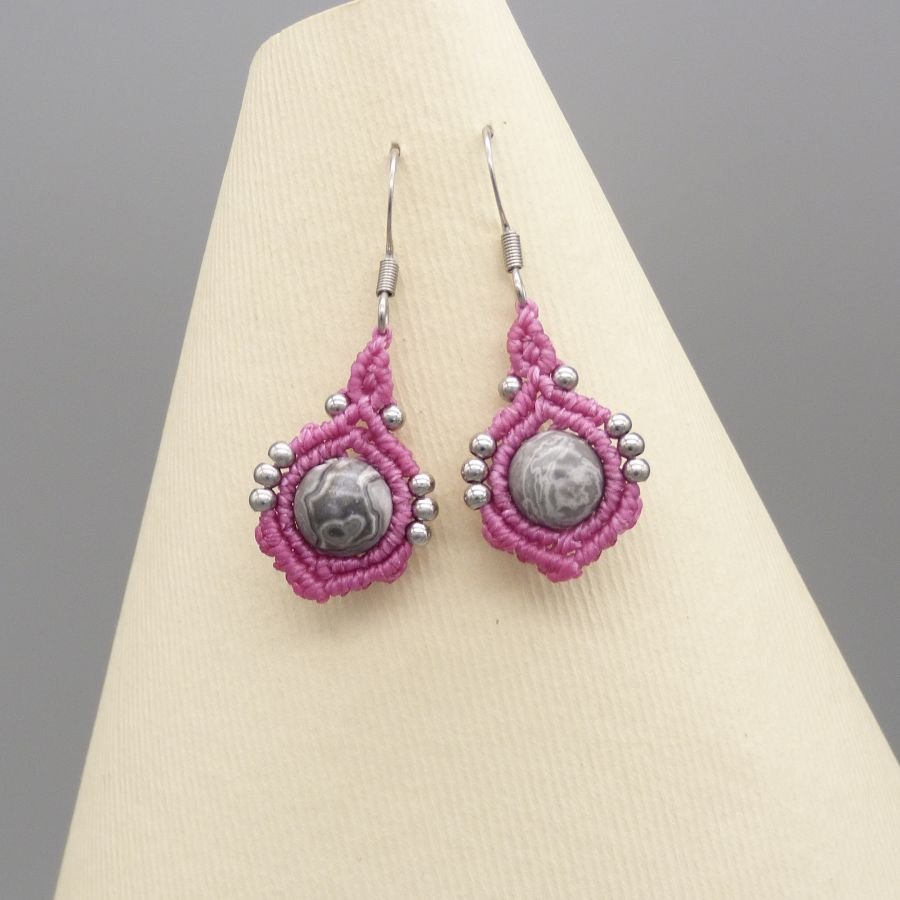 Brincos de micro-macramé cor-de-rosa doce com contas de jaspe de folha de prata