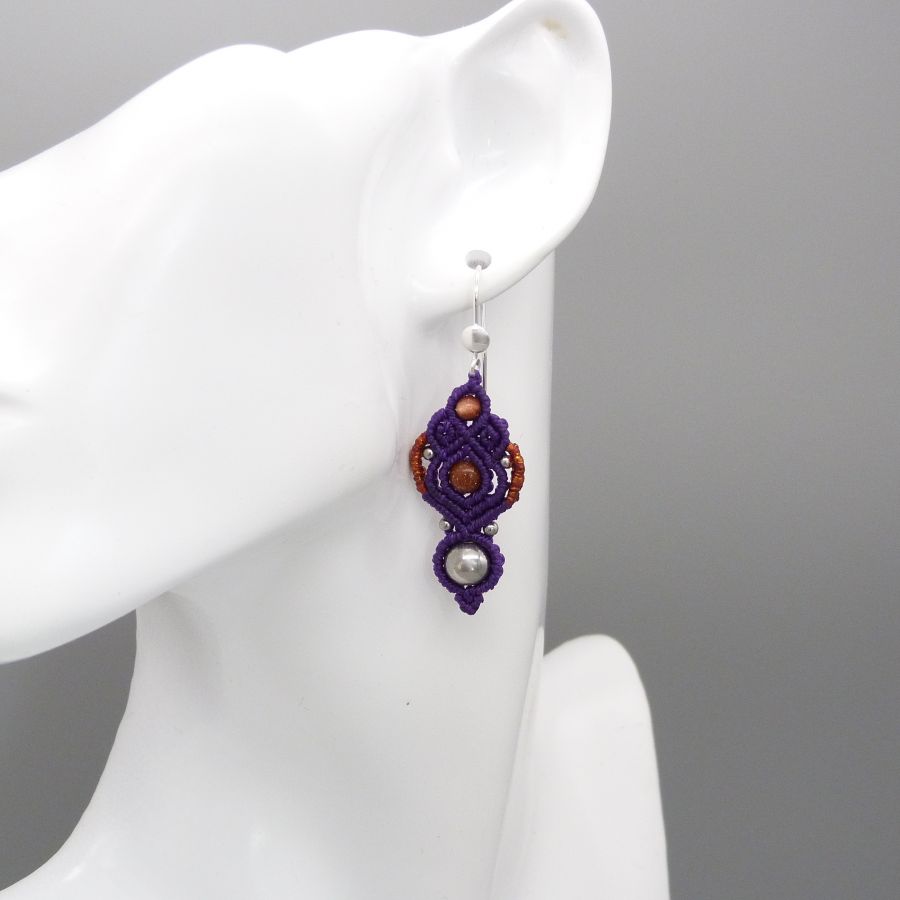 Brincos de micro macramé roxo com gancho de prata 925