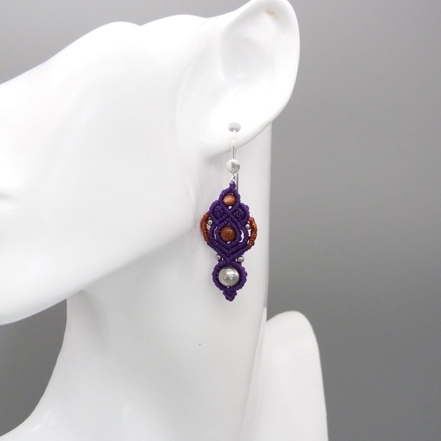 Brincos de micro macramé roxo com gancho de prata 925