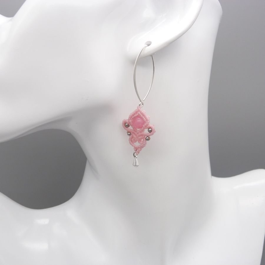 Brincos de micro macramé cor-de-rosa com uma pérola de pedra preciosa cor-de-rosa