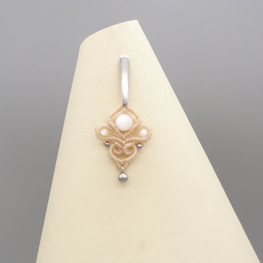 Brincos em micro-macramé de cor areia com missangas de madrepérola
