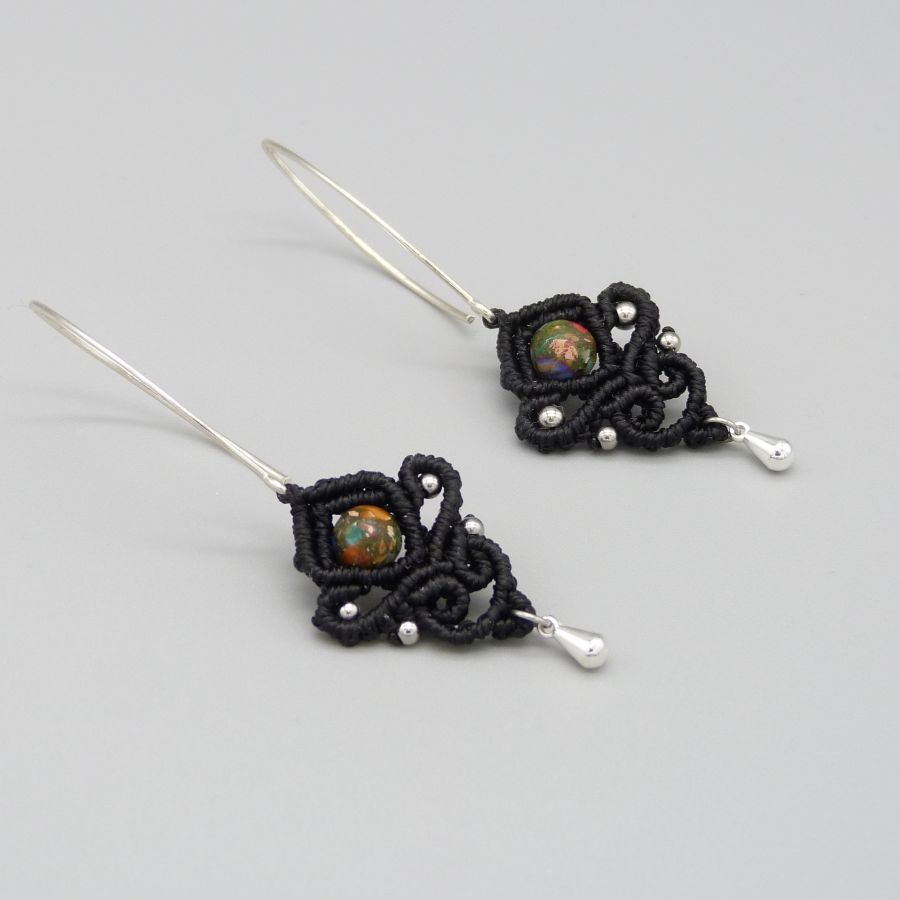 Brincos de micro macramé preto com contas imperiais de jaspe