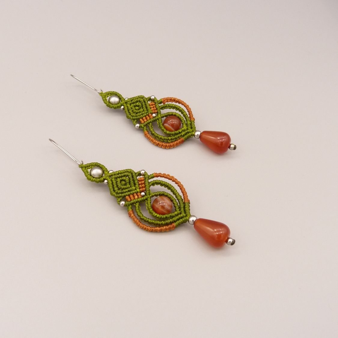Brincos verdes e caramelo micromacramé com missangas carnelianas